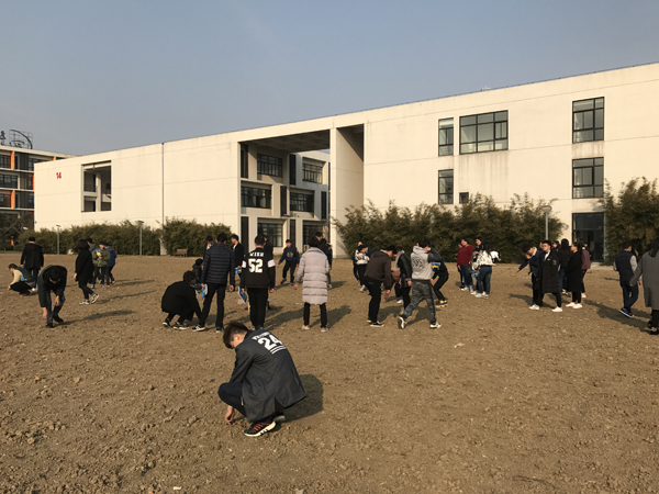 学生在拾取石头.jpg