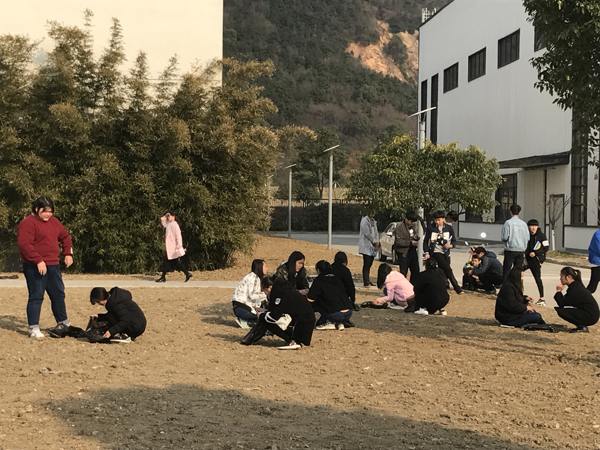 学生在拾取碎石.jpg