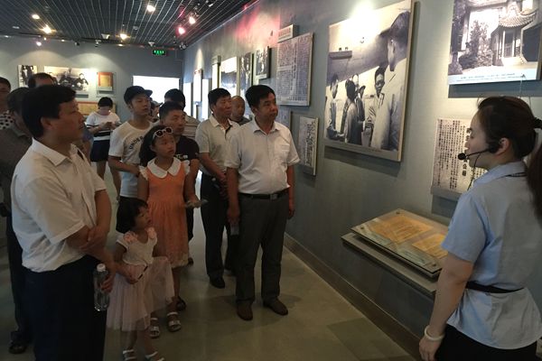 讲解员.jpg