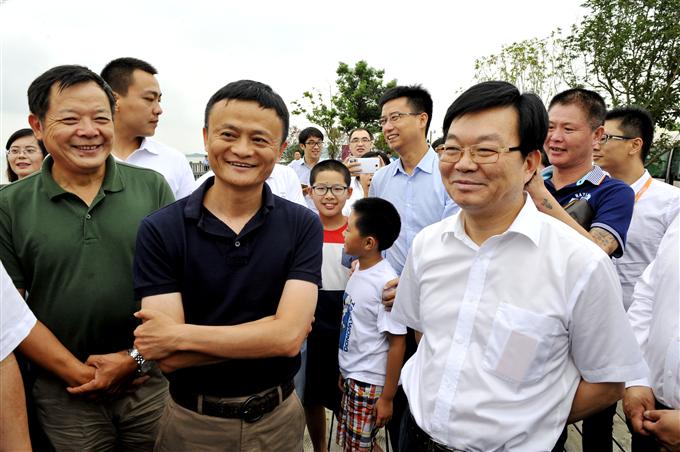 2015年8月23日,市委常委、高新区党工委书记浦荣皋陪同马云视察高新区太湖沿线.jpg