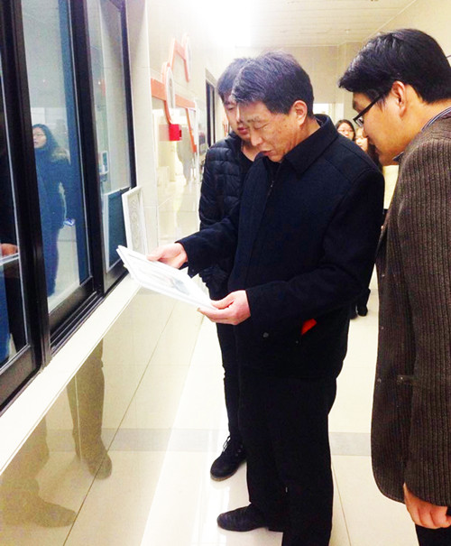 一、王兆明院长亲临大一学生作品展进行指导.jpg