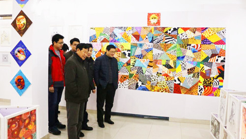 二、郭纯儒常务院长亲临大一学生作品展进行指导.jpg