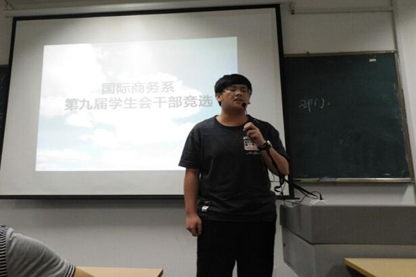 学生在竞选中演讲.jpg