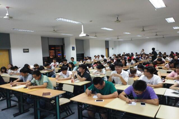 同学们在认真填写选票.jpg