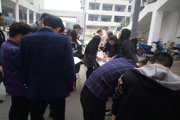 同学们大力支持签名承诺活动