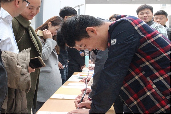 辅导员积极引导学生参与签名活动