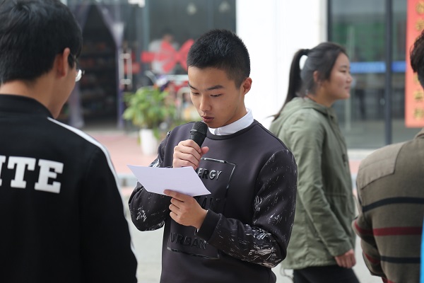 学生干部循环宣读承诺书