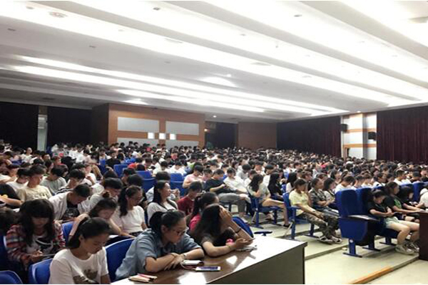 国际商务学院新生聆听讲座现场.jpg
