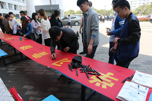 学习雷锋小红帽活动2.JPG