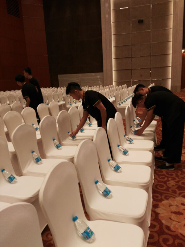志愿者布置会场.jpg