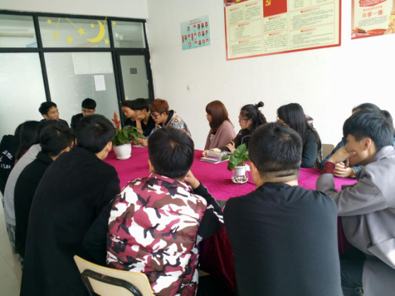 方老师和向团支书们强调团推优工作的重要性