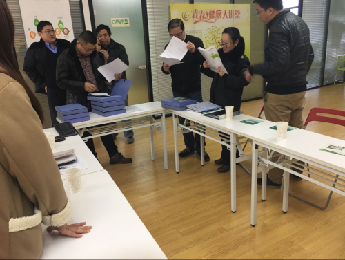 检查组人员查看台账