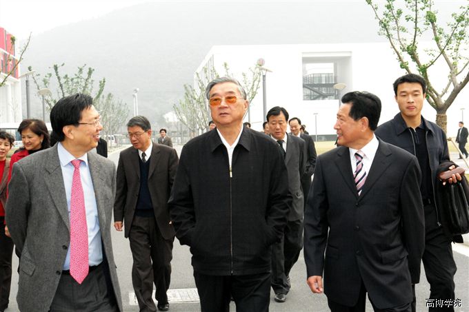 07_11_4胡启立视察2.JPG