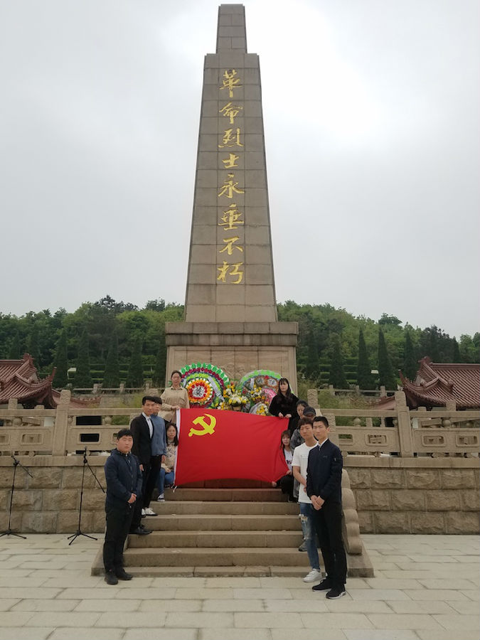 学生党支部一行集体合影2
