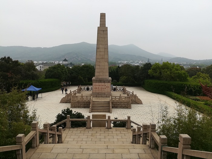 烈士陵园群翠环绕