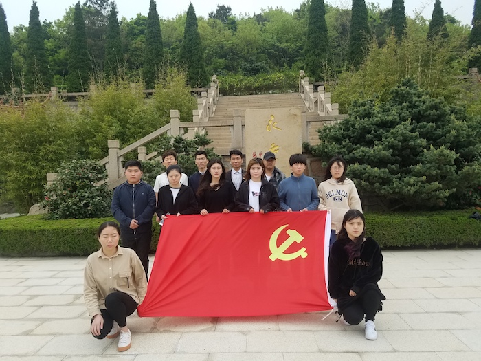 学生党支部一行集体合影1