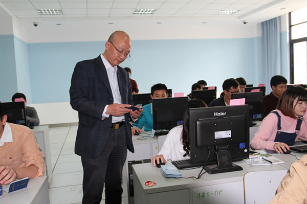 杨权海副院长检查学生证件