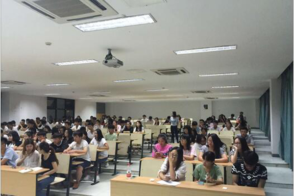 2016级新生参加学生会会议.jpg