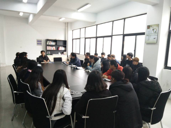 国商学院副书记胡启昆主持会议.jpg