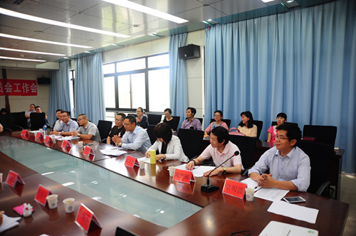 2.来自企业的专家纷纷给建筑与艺术学院建言献策.jpg