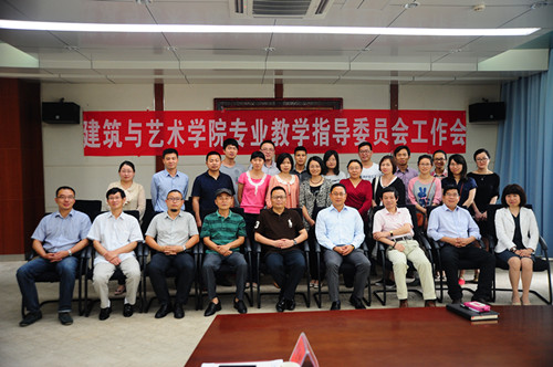 3.部分教师与企业专家合影.jpg