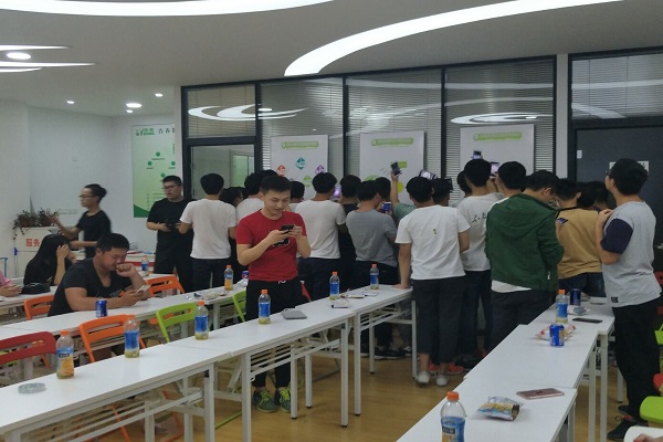 同学们都争先恐后的扫一扫抢红包