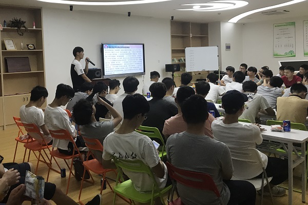 朱鼎同学在分享自己的青春故事