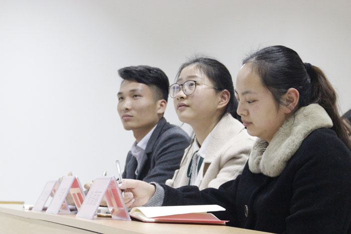 出席大会的团委成员