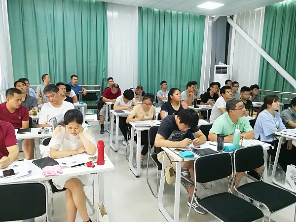 电梯研修班学员在认真听讲
