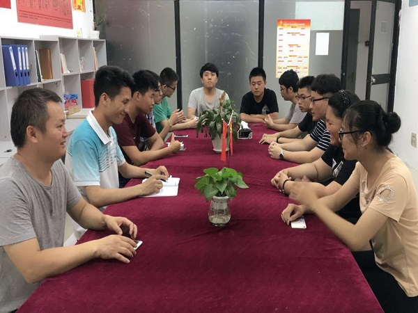 座谈会上陈书记和学员愉快交流