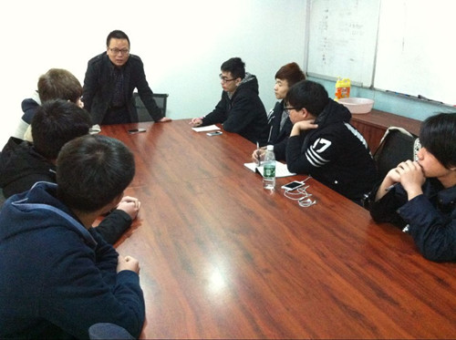 周总给我院学生讲解公司情况.jpg