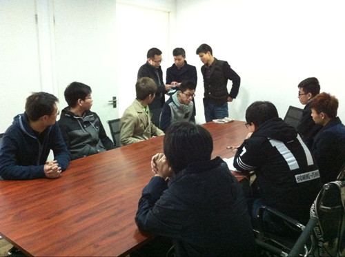 教师到创想实训基地看望工作的学生.jpg