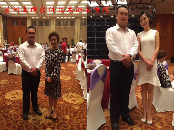 志愿者与晚会主持人合影留念.jpg