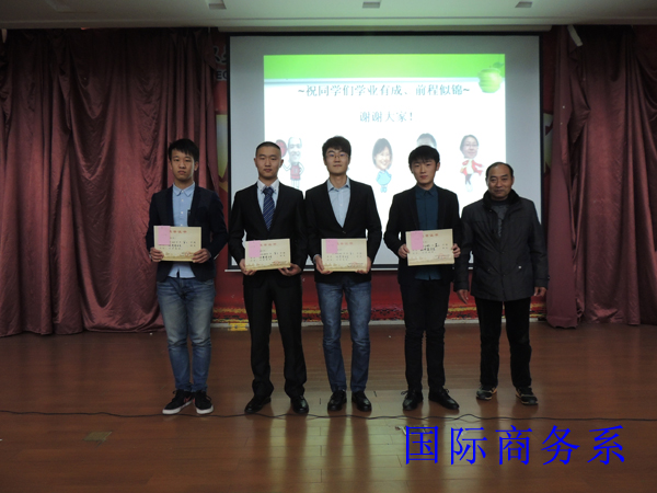 马处长颁发荣誉证书.jpg